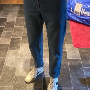 Arket regular cropped jeans  - Knappt använda jeans från Arket, i färgen blå. De är cropped och relativt ”baggy” passform. 100% organisk bomull.