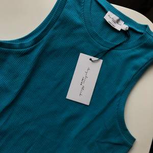 Ett blått ribbat linne med öppning i ryggen från Angelica Blicks kollektion med NA-KD, strl S och med lappen kvar, hinner inte använda tyvärr men såå härlig färg 