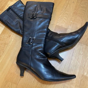 Svart läderstövlar strl 38 (som ny) - Svart läderstövlar , storlek 38. Klackhöjd 6cm. Som ny, använt fåtal gånger.    165kr hämtas på Kungsholmen eller vid Globen. Alt skickas mot frakt. 