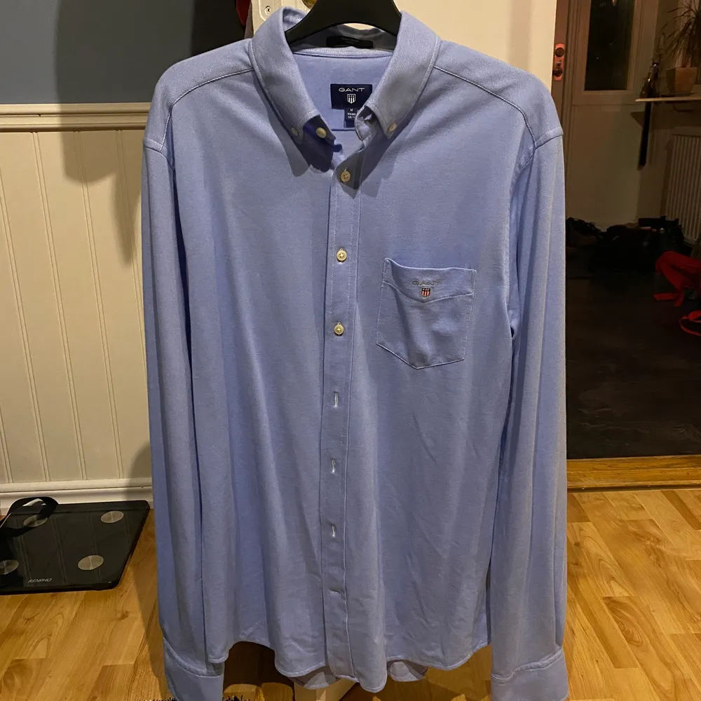 Säljer en ljusblå GANT skjorta i stlk M. Den är knappt använd så den är nästan som ny. Jag står inte för postens slarv.. Skjortor.