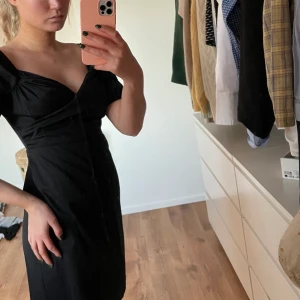 Klänning från NA-KD - Svart snygg klänning från NA-KD. Strl 36 men sitter som 34. Använd 1 gång 