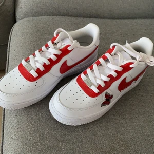 Air force  - Säljer ett par väldigt fina och helt nya air force med röd design, storlek 38,, för mer info kan du skriva privat;)