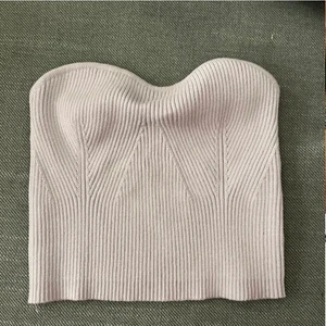 Topp  - Köpt här på Plick men tyvärr för liten. Ljusrosa i färgen