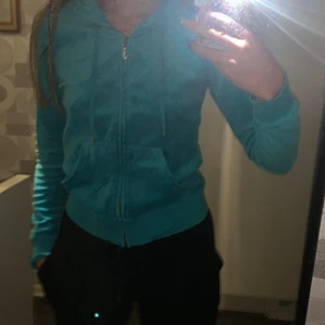 Juicy couture kofta  - Skit fin juicy couture kofta i en fin blå färg! Säljer då sen tyvärr inte kommer till någon användning🤍