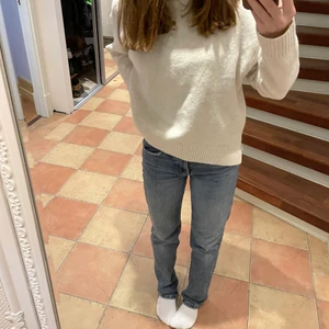Zara mid rise jeans - Säljer jättefina zara mid rise jeans storlek 34. Sitter väldigt bra på mig som är en xs/s. Fin blå färg och inga skavanker, nyskick! Nypris: 359 kr, Mitt pris: 280 kr