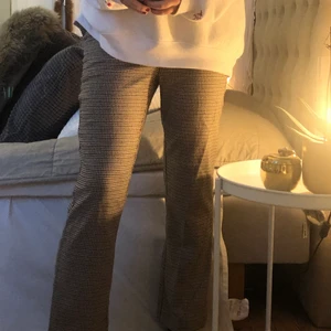 Rutiga kostymbyxor - Säljer dessa rutiga kostymbyxor från Gina i storlek 34. Är lite för kosta på mig som är 168💕💕💕