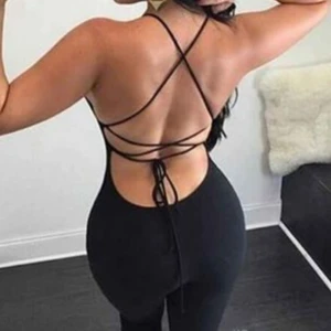 Jumpsuit  - Jumpsuit strlk L,passar även M. Svart, låg i ryggen.