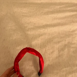 diadem - Säljer nu detta röda diadem som är köpt på glitter!❣️ känner att jag inte passa i den. Kram🌟