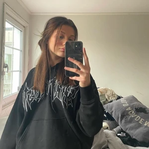 Hoodie - Säljer denna hoodien från weekday! Storlek M