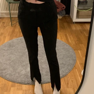 kostymbyxor med slits - sköna kostymbyxor med slits nere på benen från vero moda i storlek XS. de är lite för korta för mig som är 173 men hade säkert passat någon från 170 och neråt perfekt 💝
