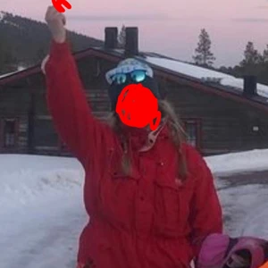 Helly Hansen amarok L/XL - Röd amarok jacka från helly Hansen, perfekt som skidjacka! Jag har själv köpt den second hand så vet inte riktigt hur gammal den är. Den har ju varit med ett tag men inget som märks direkt. Jag använde den under en skidsäsong, funkade toppen! 