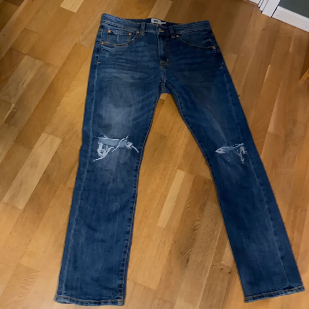 Jeans från lager 157 köpta för 175 så säljer dem för 80-100 dem är i 34 i bredd och 32 i längd och har knappt gått till användning så är i nyskick . Jeans & Byxor.