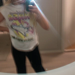 Super snygg nasa t-thirt  - Storlek: xs/s färger: vit, gul, rosa, blå, och svart.