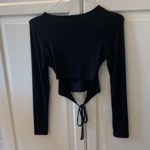 Start tröja - En svart tröja med knyte i ryggen, jätte populär. Säljs gör ett riktigt bra pris💕