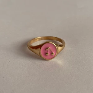 Ring - Rosa silverring med gulddetaljer och körsbär.