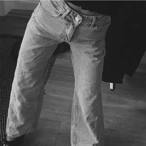 Superfina populära jeans från Zara, säljer pga inte min stil. Aldrig använda så i nyskick. Köparen står för frakten! 💗💗