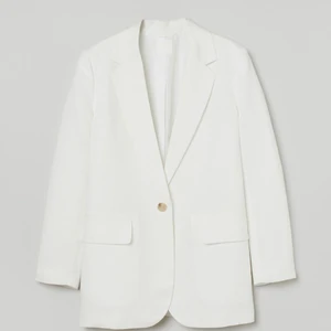 SLUTSÅLD OVERSIZEKAVAJ I LINMIX VIT IFRÅ - En oversized kavaj i vävd kvalitet av lin- och viskosblandning. Kavajen har krage och slag samt knäppning med en knapp fram. Passpoalerade framfickor med lock. Fodrad. Kavajen är aldrig använd, därav i nyskick. Det finns en extraknapp. Nyprid 399:- Passform: Oversized Komposition: Foder: Polyester 100%Ytterlager: Lin 53%, Viskos 47%