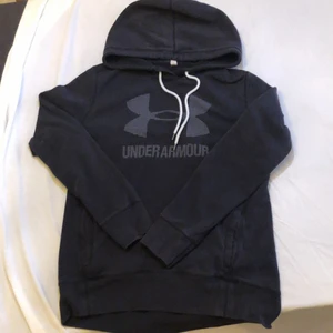 Under armour hoodie - Använd Under Armour hoodie i bra skick. Storlek är M för kvinnor men funkar bra som S för män