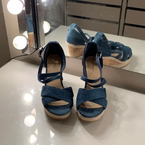 skor - Jättefina skor i mörkt jeanstyg säljes. Helt nya och oanvända i stl 38. Sriv för fler bilder.