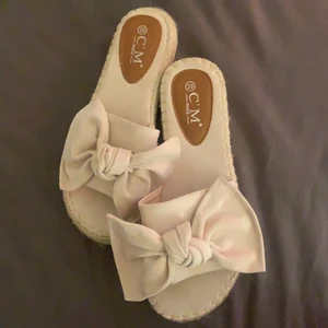 Sommarskor  - Superfina ”sandaler” jag säljer då dom är för små! Därför aldrig använda. Köparen står för frakten❤️