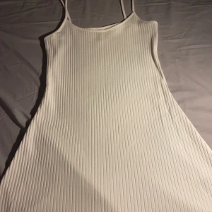 Ny klänning! St S - Helt ny klänning! Säljer då jag inte tycker den passar på mig 😊 slutar strax ovanför knäna så den är lite mellan lång kan man säga.🥰