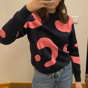 Stickad tröja otherstories - Cool stickad tröja från &otherstories🥰 superfint skick, storlek xs (köpare står för frakt)