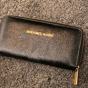 Michael kors  - Super fin mk Plånbok i svart med gulddetaljer flera fack och många korthållare super rymlig 🎁