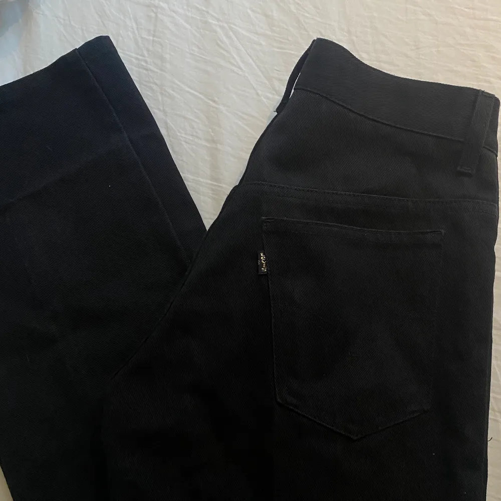 Svarta jeans från Levis i stl W27 L32, mid waist. Super fina jeans i bra skick som tyvärr har blivit för små för mig. Kan mötas upp i Göteborg annars betalar köparen för frakt, skriv för fler bilder eller frågor!🤎 buda i kommentarerna. Jeans & Byxor.
