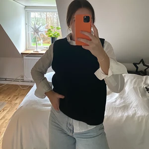 Stickad väst  - Snygg svart stickad väst som passar perfekt under skjorta eller t-shirt🤍 från only i storlek S! knappt använd 