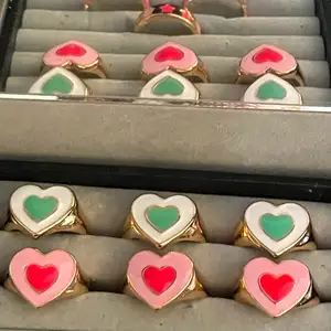 6 st hjärtringar med rosa och gröna hjärtan💗💚 Går att köpa styckvis eller som par. 49kr/st 🥰 24kr för frakten 🤍