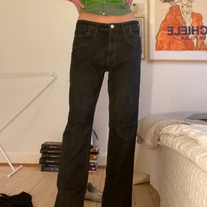 Baggy jeans - Baggy jeans med coola fickor! Tycker om dessa jättemycket men de är lite stora för mig. Brukar har S och är 175 cm lång! Frakt tillkommer ❤️‍🔥💗