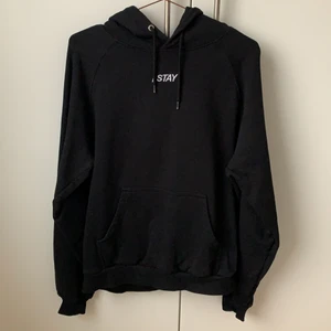 Hoodie  - Säljer nu min svarta Hoodie köpt på carlings, säljer pga att den inte längre passar mig. Superbra skick, storlek M men som en S eller om man vill ha den lite overzized funkar det också. Skriv privat för fler bilder på plagget, kan mötas upp annars tillkommer frakt 