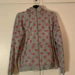 hoodie  - en grå zip up hoodie med C på i ett bra sick st S vintage