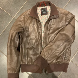 Skinjacka - Snygg vintage brun skinnjacka från Marco polo, lite blekt men annars inga defekter, passar mig som har xs/s 