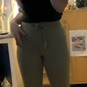 Pants/byxor gröna  - Fint byxor, passar snyggt i kroppen.  Vi så klart kan prata om priset om du vill  .3. 