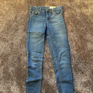 Blåa jeans  - Säljer mina mörk blåa skinny jeans från lager 157 i storlek 160. Dom är ganska väl använda men är ändå i bra kvalite. Säljer dom för 50kr 