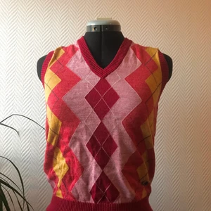 Fred Perry väst - En rutig Fred Perry väst som jag säljer för 100kr. Använd ett flertal gånger men ändå bra skick. Strl 40 men funkar för alla, även för mig som är en 34. Priset kan diskuteras!