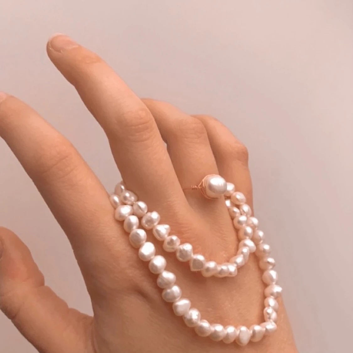 Kopparring med sötvattenspärlor 