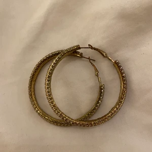 HOOP örhängen  - Hoop earrings vet tyvärr inte märker. Skicket är okej då de är lite  rostiga se sista bilden💖