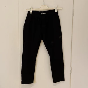 Kostymbyxor - Svarta kostymbyxor i XS. Ganska låg midjade och slutar över anklarna. Använda en del men har inte gått sönder på något vis. Säljer pga att dem inte kommer till användning längre. Skriv för fler bilder❣️