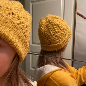 Egenstickad mössa - En mössa som jag stickat själv. Har mycket stretch så passar alla storlekar på huvud. Kostnad = pris+frakt.💫🌻