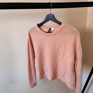 Stickad tröja från Hm - Säljer min ljusrosa stickade tröja från Hm i strl XS. Väldigt skön och fin men den har tyvärr blivit för liten för mig😄 
