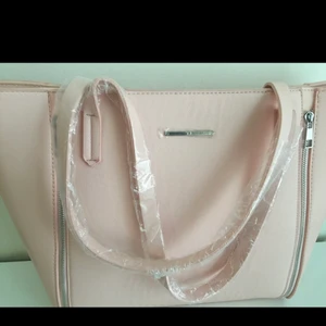 Ny väska  - Jag säljer min väska den är helt ny. Jag säljer denna  väska eftersom den har ej kommit till användning , Köparen står för frakten. 