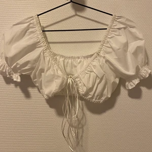 Vit topp med knytning - Köpt på depop men aldrig använd så i bra skick. Storlek medium men passar s bättre. Frakt tillkommer