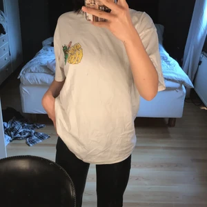 Vit oversize t-shirt (coolt tryck på ryggen) - Säljer en fett snygg t-Shirt som inte kommer till användning. Den är oversize och sitter hur bra som helst på kroppen. Säljer denna för att den inte kom till användning. Q