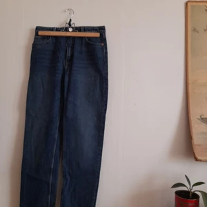 Jeans  - Mörkblå jeans, lite vidare från monki 