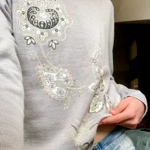 Långärmad tröja - Jättesöt långärmad tröja, i lite tjockare material🥰 Skriv till mig vid frågor eller fler bilden❣️