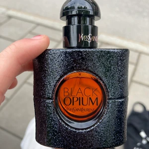 Black opium  - Säljer denna parfym som jag fick igår men hade redan en sen innan. Helt oanvänd. Pris kan diskuteras 