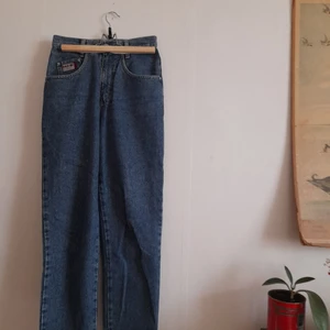 Jeans - Avklippta blå jeans