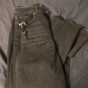 Sjukt snygg jeans från HM. Kommer inte till användning därför jag valt att sälja dem. 